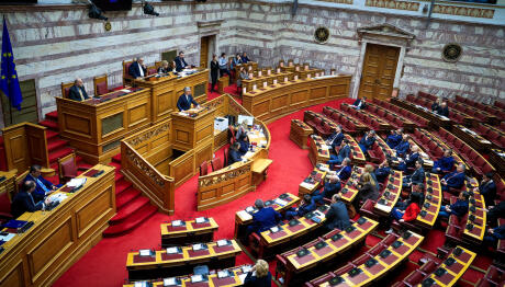 «Ασυμβίβαστο» Υπουργού – Βουλευτή: Τι ορίζει το γαλλικό μοντέλο