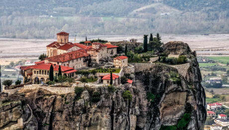 Μετέωρα: Γυναίκα πήδηξε τα κάγκελα Μονής και βρέθηκε στο κενό