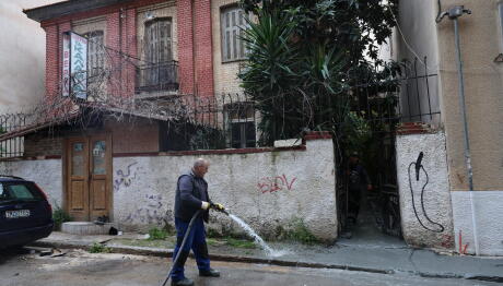 Κυψέλη: «Υγρό τσιμέντο» αναβλύζει από αυλή σπιτιού - «Έκλεισαν» δρόμοι