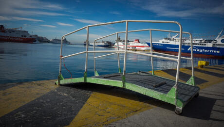 Πειραιάς: 54χρονος ΄Έπεσε Με Το Αυτοκίνητό Του Στο Λιμάνι