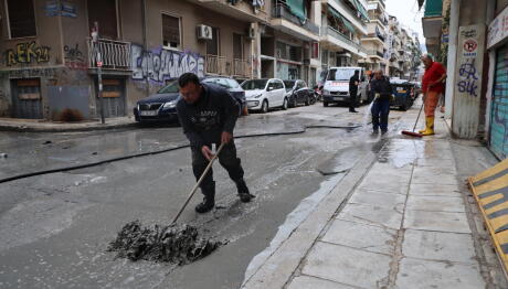 Κυψέλη: «Υγρό τσιμέντο» αναβλύζει από αυλή σπιτιού - «Έκλεισαν» δρόμοι