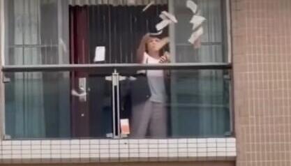 Τσακώθηκε Με Τον Άνδρα Της Και Πέταξε Από Μπαλκόνι 160.000$