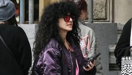 Σολωμού: Βόλτα Στην Αθήνα Με Τέλειο Bomber Kαι Φόρμες