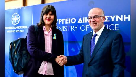Η Ευρωπαία Εισαγγελέας, Κοβέσι, στην Αθήνα Με Φόντο Τον ΟΠΕΚΕΠΕ