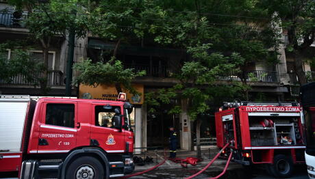 Μεγάλη Φωτιά Σε Κατάστημα Στο Ίλιον Δίπλα Σε Πολυκατοικία