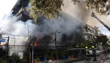 Μεγάλη Φωτιά Σε Κατάστημα Στο Ίλιον Δίπλα Σε Πολυκατοικία