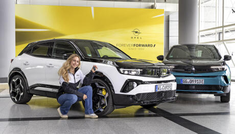 Η Sophia Flörsch της Formula E οδηγεί Opel Mokka GSE