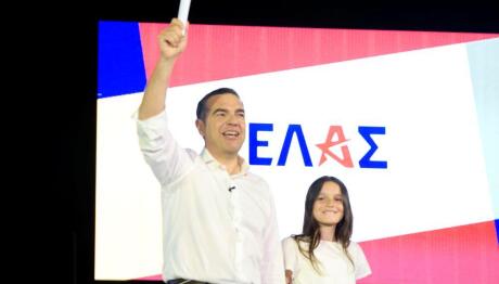 Τσίπρας: Ποιο Ήταν Το 10χρονο Κορίτσι Με Τα Λευκά Στο Θησείο