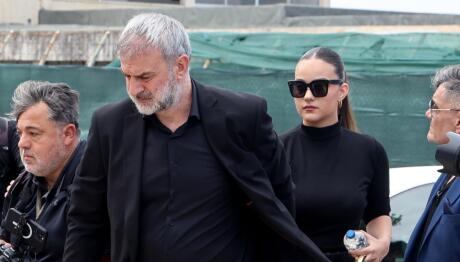 Κηδεία Μαστροκώστα: H Βικτώρια Δέλλα χέρι χέρι με τον πατέρα της