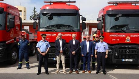 Όμιλος  Σαρακάκη: Παράδοση 10 νέων Renault Trucks στο Πυροσβεστικό Σώμα