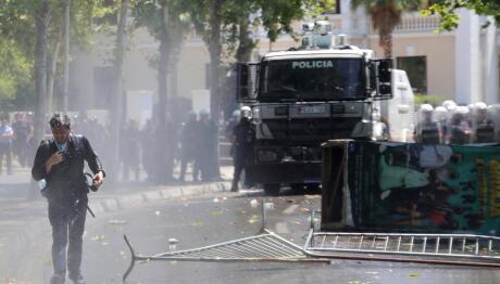 Αλβανία: Επεισόδια Έξω Από Τη Βουλή Για Το Θέρετρο Κούσνερ