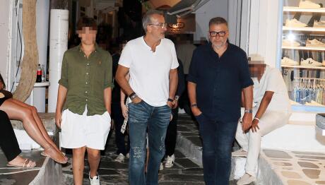 Λιάγκας: Στα Σοκάκια της Μυκόνου με τον Γιο του, Γιάννη