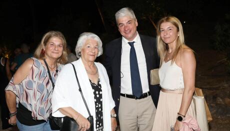 Θέμης Σοφός: Tα σπάνια στιγμιότυπα με τη μητέρα του & τις αδελφές του
