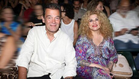 Καζάκος - Τρύπη: Καμάρωσαν την Κόρη τους, Τζένη, στο Θέατρο