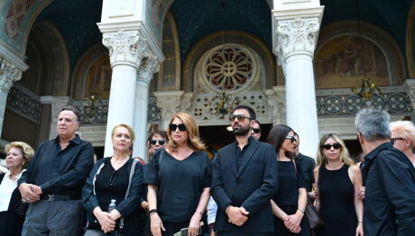 Κηδεία Μάρως Κοντού: «Καλό σου ταξίδι, μαμά Μαρίνα»- Συγκίνησε η Γκερέκου