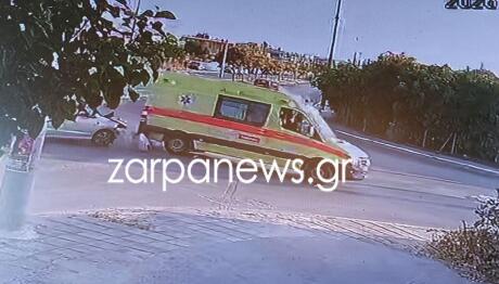 Χανιά: Βίντεο από τη σύγκρουση ασθενοφόρου με ΙΧ