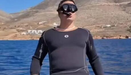 Ο Βασίλης Κικίλιας έκανε κατάδυση στην Αμοργό!