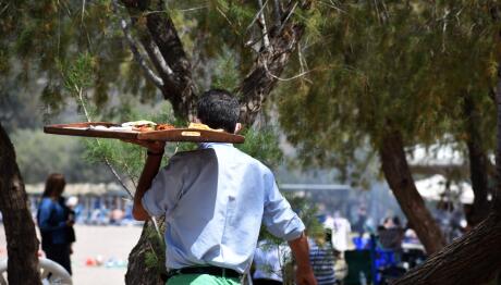 Εργοδότες Κρύβουν Εργαζόμενους Σε Φέρετρα Και Ψυγεία