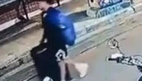 Κυψέλη: Ο 26χρονος Μεταφέρει Τη Βαλίτσα Με Τη Σορό - Βίντεο