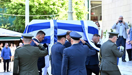 Κηδεία Βαρβιτσιώτη: Καλλυμένο Με Ελληνική Σημαία Το Φέρετρο