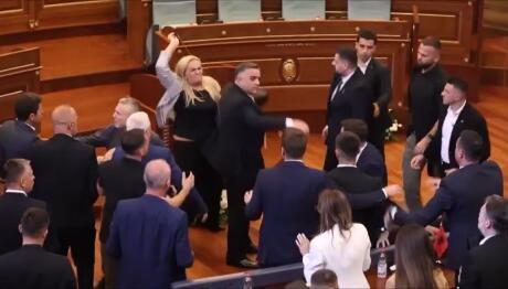 Κόσοβο: Πέταξαν Αυγά Στον Πρωθυπουργό Μέσα Στη Βουλή