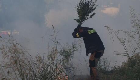 Φωτιά στον Σολομό Κορινθίας, σηκώθηκαν δύο εναέρια μέσα