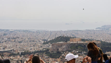 Καιρός: Ζέστη, αφρικανική σκόνη και άνεμοι έως 7 μποφόρ σήμερα