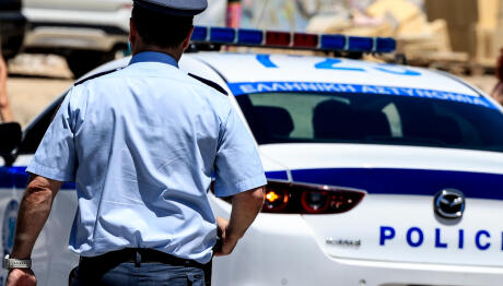 Μάνδρας: Άνδρας Επιτέθηκε Με Μαχαίρι Σε Αστυνομικό Στο Α.Τ.