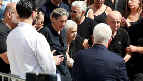 Κηδεία Μαζωνάκη: Σε Σοκ Η Οικογένεια Έξω Από Την Εκκλησία
