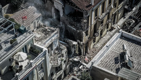 Έκρηξη στην Πλάκα: Ανασύρθηκε νεκρή γυναίκα