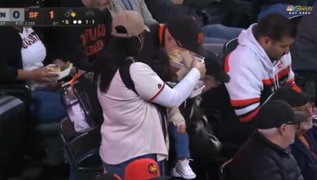Viral βίντεο με μαμά στον αγώνα των Giants – Η απάντησή της
