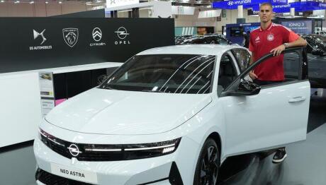 Οι παίκτες του Ολυμπιακού στο περίπτερο της Opel στην AUTO ATHINA 2026