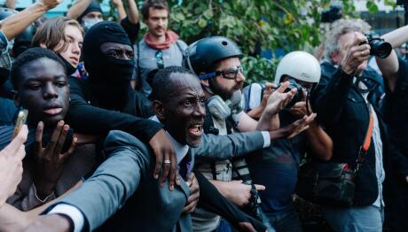 Γαλλία: Δήμαρχος Σεν-Ντενί μπροστά σε μαθητές και δακρυγόνα