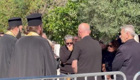 Μαζωνάκης: Ράκος Στο Μνήμα Η Μαμά και Οι Αδερφές Του