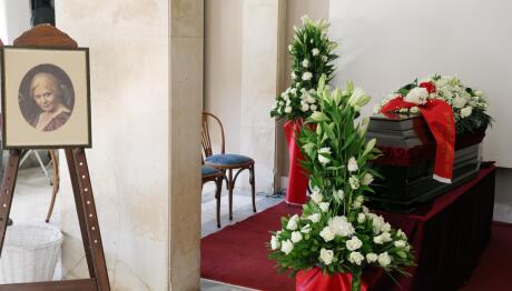 Μπέτυ Βαλάση: Αυτή την ώρα η πολιτική κηδεία στο Α' Νεκροταφείο