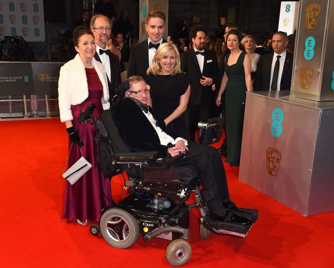 BAFTAS 2015: O Στίβεν Χόκινγκ με την σύζυγό του Τζέιν Γουάιλντ και την κόρη του, Λούσι Χόκινγκ