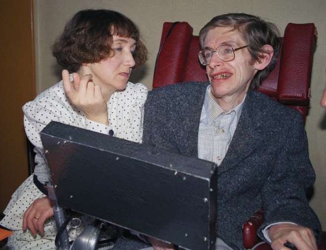 Ο Στίβεν Χόκινγκ με την σύζυγό του Tζέιν, που τον βοηθά να απαντήσει στις ερωτήσεις των δημοσιογράφων (Μάρτιος του 1989)
