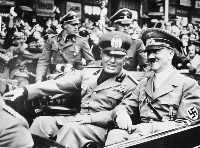 28 Σεπτεμβρίου 1938: Ο Μουσολίνι και ο Χίτλερ στο αυτοκίνητο του Γερμανού δικτάτορα στα Ιταλογερμανικά σύνορα λίγο πριν από πολεμικό συνέδριο των  στο Μόναχο της Γερμανίας. Σε ένδειξη φιλίας, ο Αδόλφος συνάντησε τον Μουσολίνι με το αυτοκίνητό του στα ιταλογερμανικά σύνορα. Ο Ιταλός δικτάτορας περηφανευόταν για τη θερμή υποδοχή που του επεφύλασσε εκείνη τη μέρα
