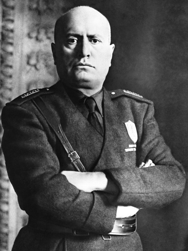 Ο Μουσολίνι επί της Πρωθυπουργίας του το 1932: Με σταυρωμένα χέρια ο ηγέτης της φασιστικής παράταξης ποζάρει στον φακό