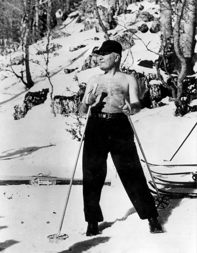 22 Ιανουαρίου 1937: Ο Μουσολίνι απολαμβάνει το σκι στο Terminillo - Παρά τα χιόνια, είναι γυμνός από τη μέση και πάνω. Το παράδειγμά του, ακολούθησαν κι άλλα μέλη της παράταξής του