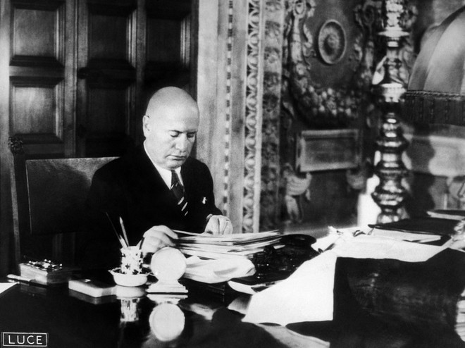 10 Δεκεμβρίου 1937: Ο Μουσολίνι στο γραφείο του στο Palazzo Venezia