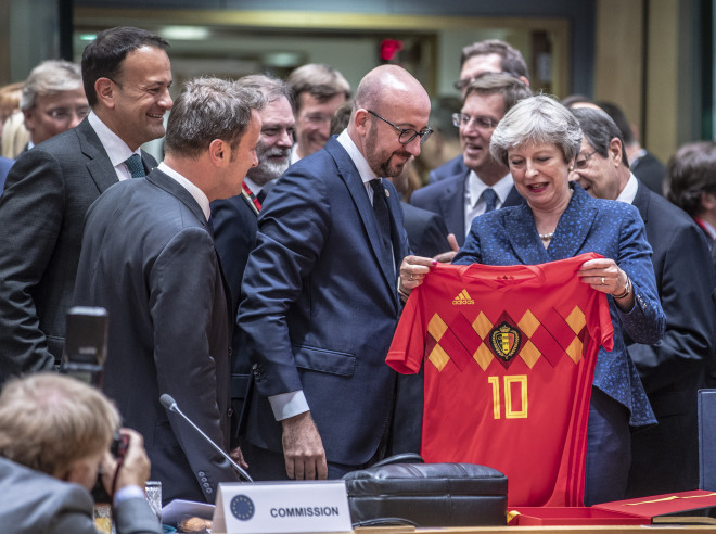 Ο Βέλγος πρωθυπουργός Σαρλ Μισέλ χάρισε μια φανέλα της εθνικής Βελγίου στη Βρετανίδα πρωθυπουργό Τερέζα Μέι
