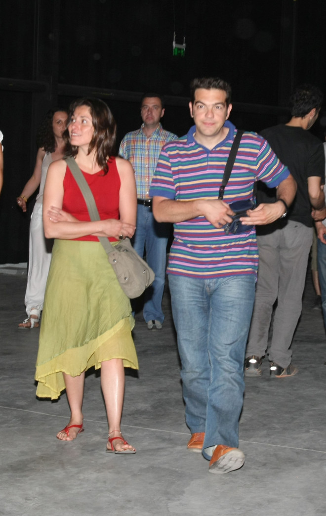 (Η Μπέτυ Μπαζιάνα με τον Αλέξη Τσίπρα στο Θέατρο Ελληνικός Κόσμος το 2008)