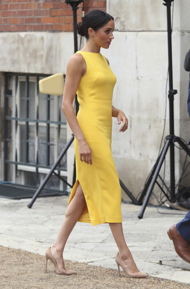 Η Meghan Markle με κίτρινο φόρεμα σε garden party στο Λονδίνο