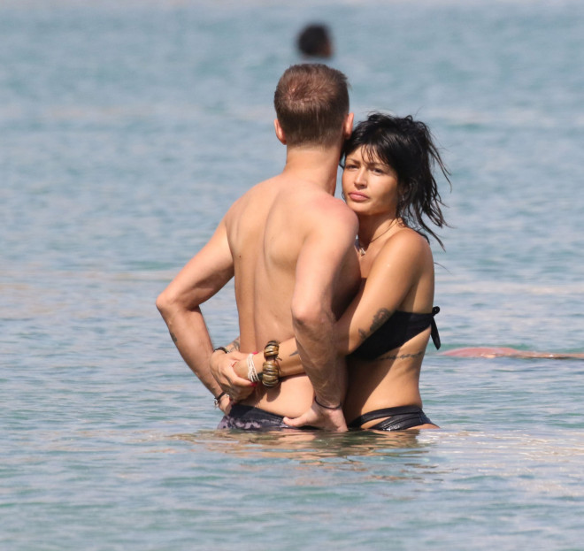Αγκαλιές με την Άννα Δινέρη σε παραλία της Μυκόνου ο Κώστας Καραφώτης