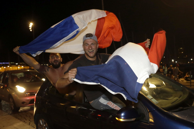 Ξεχύθηκαν στους δρόμους ανεμίζοντας γαλλικές σημαίες