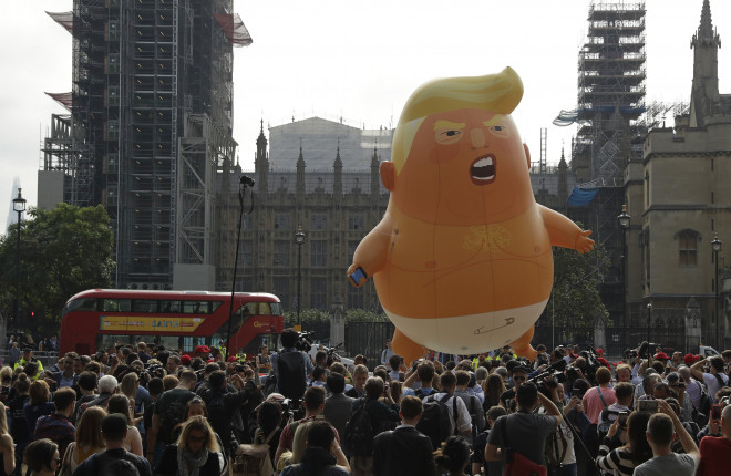Ειρηνική διαδήλωση στο Λονδίνο με φουσκωτό μπαλόνι 6 μέτρων που έχει τη μορφή Τραμπ σε μωρό