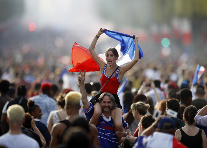 «Πάρτι» στους δρόμους του Παρισιού για το Μουντιάλ