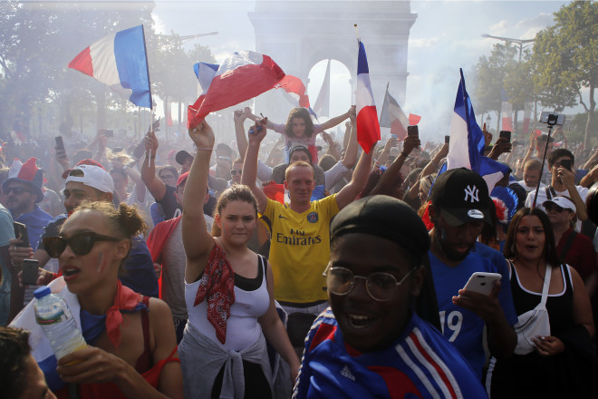 «Πάρτι» στους δρόμους του Παρισιού για το Μουντιάλ