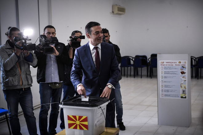 O Νικολά Ντιμιτρόφ ψηφίζει στο δημοψήφισμα των Σκοπίων